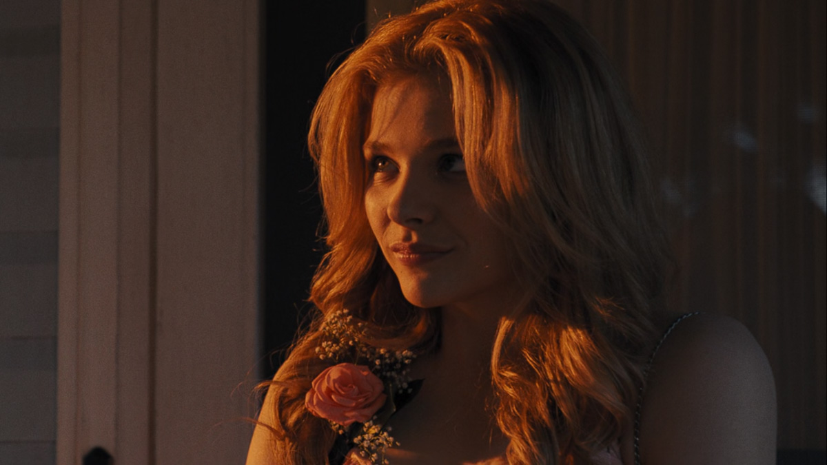Carrie White (Chloë Grace Moretz) is leaving her home with Tommy Ross (Ansel Elgort) to go to the school prom